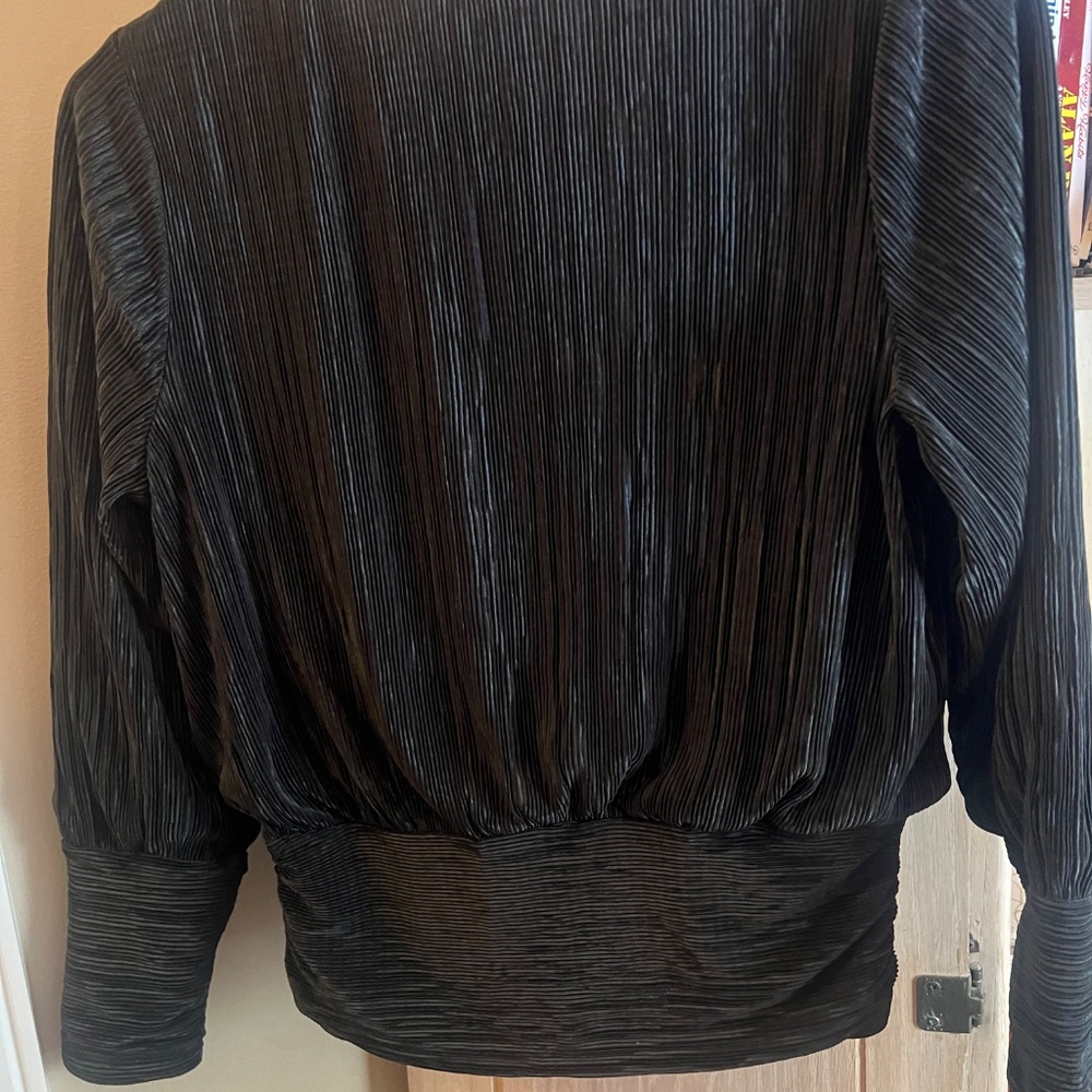 Black Express Chic Shimmery waisted blouse - Picture 2 of 3